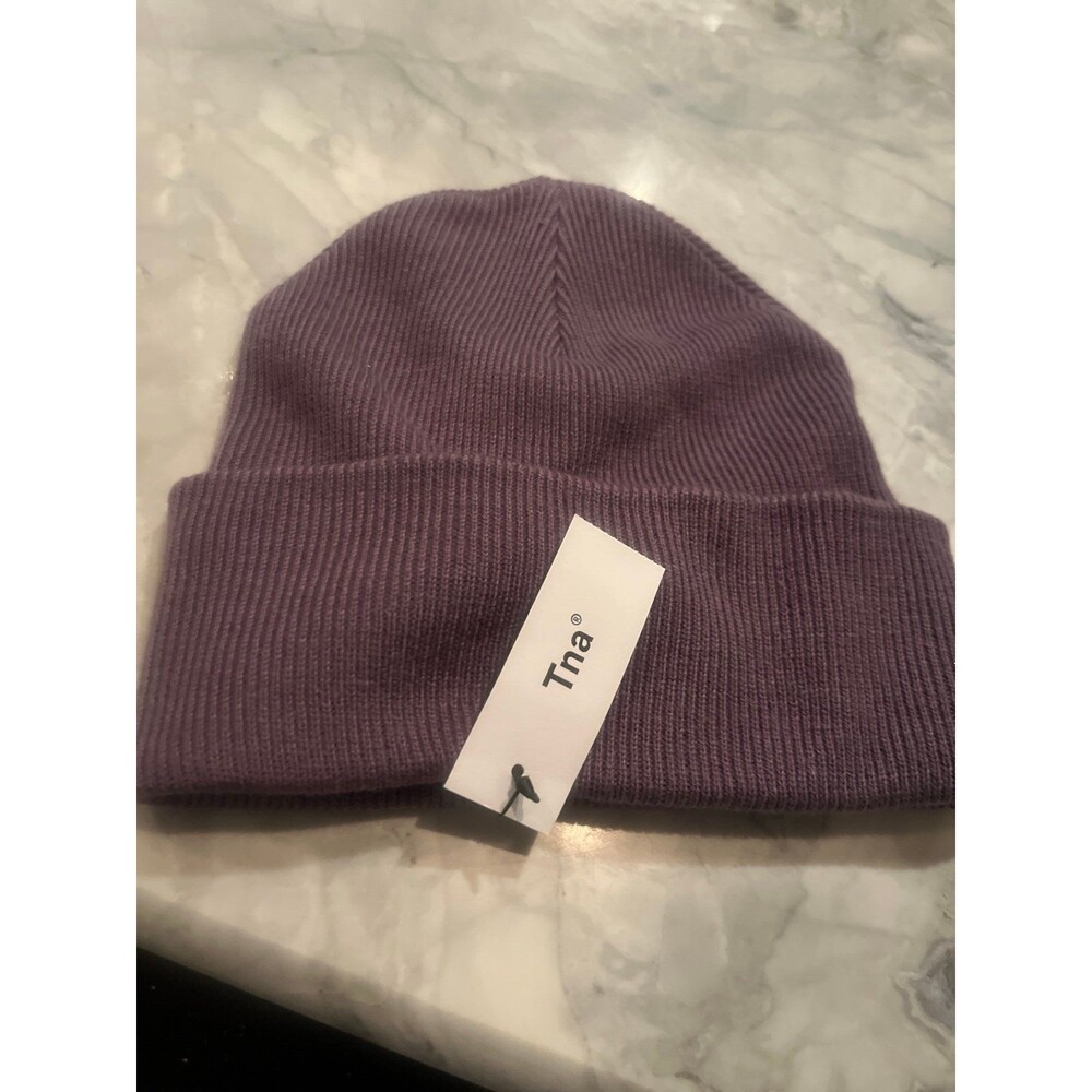 Aritzia Beanie TNA peak color NWT